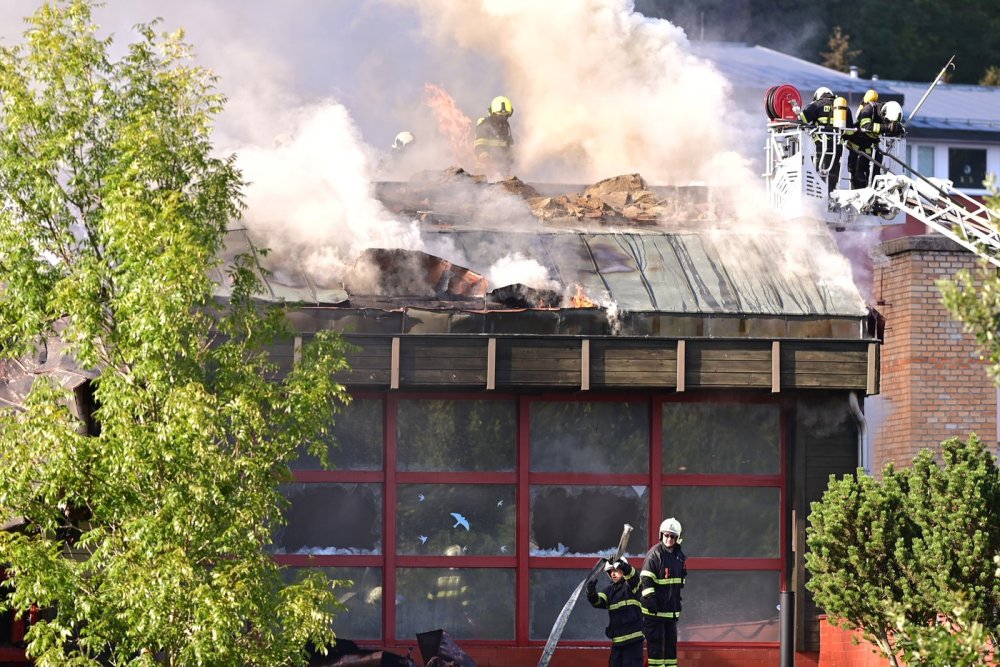 Požár v bazénu v Českém Krumlově zatím není pod kontrolou, kus střechy se propadl