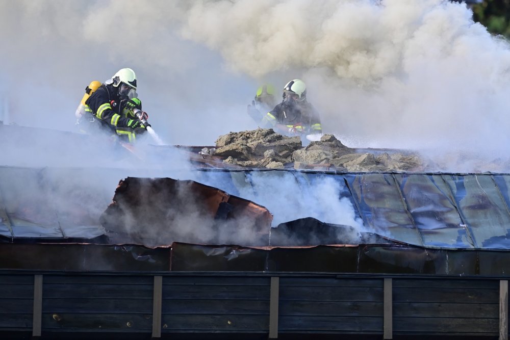 Požár v bazénu v Českém Krumlově zatím není pod kontrolou, kus střechy se propadl