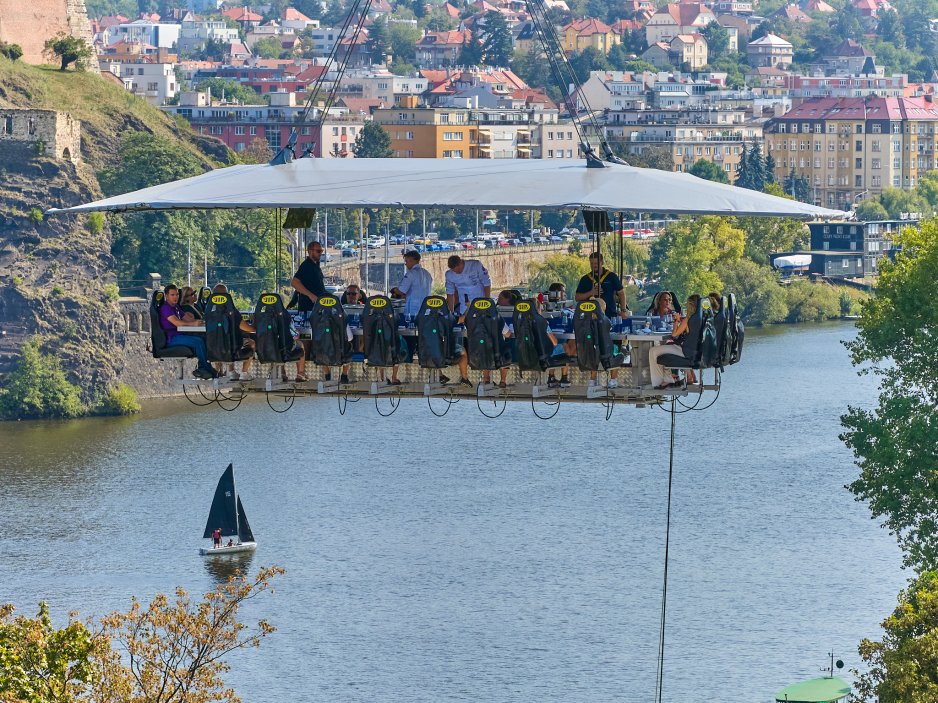 Jak se obědvá nad Prahou? Nic pro někoho se závratěmi