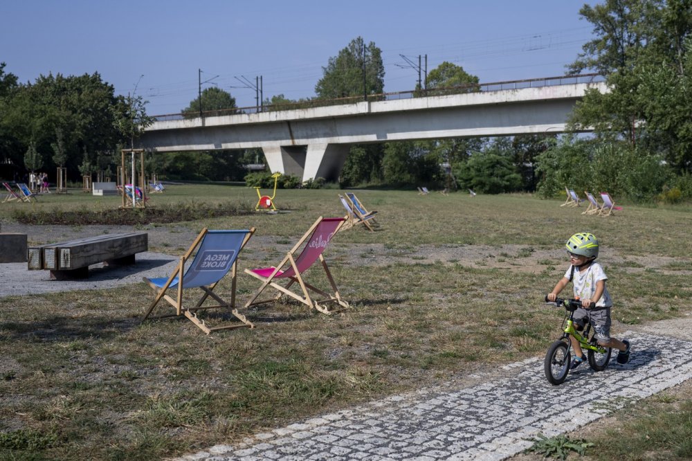 Praha 7 u Vltavy dokončila park U Vody, plánuje ho dále rozvíjet