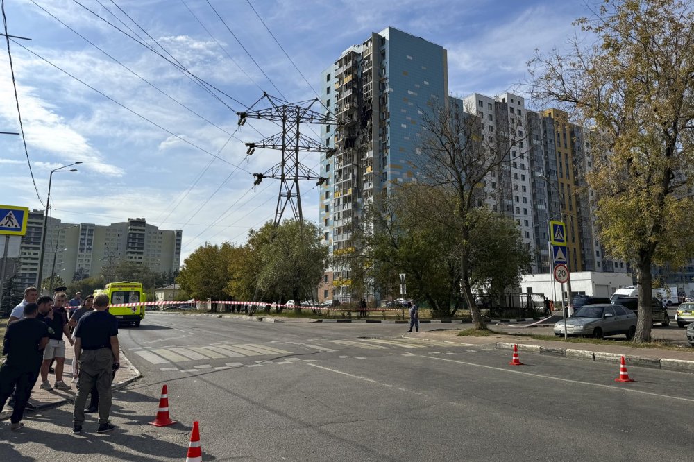 Místo poškození vícepodlažní obytné budovy po údajném ukrajinském útoku dronem v ruském městě Ramenskoje nedaleko Moskvy