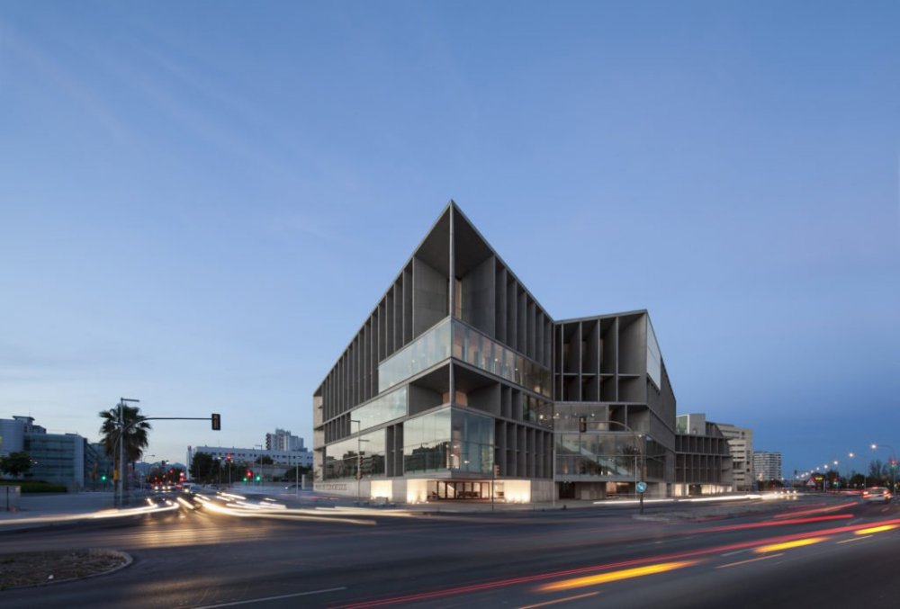 Mezi nejzajímavější umělecké počiny ateliéru Mangado patří muzeum současného umění v Oviedu nebo Auditorium and Congress Centre in Palma de Mallorca. Mangado tvoří soutěžní autorskou dvojici spolu s českým architektem Janem Šépkou.