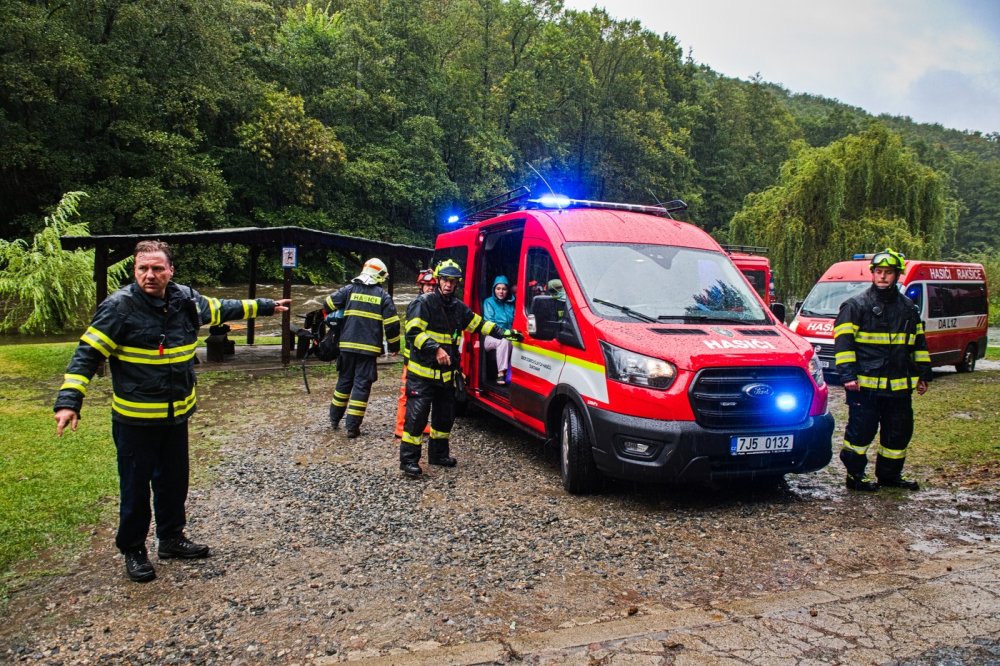 Evakuace dětského tábora Pod Templštýnem u Hrubšic na Brněnsku