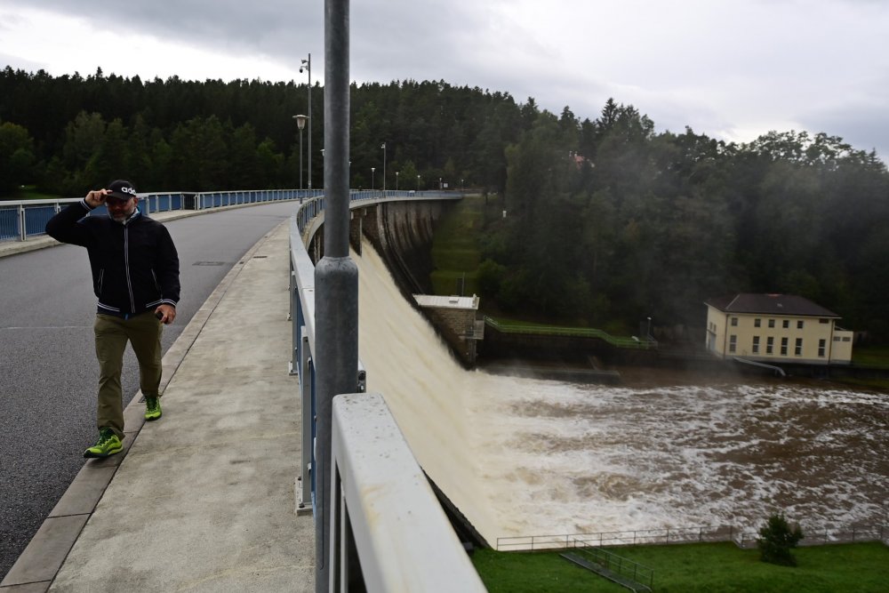 o extrémních srážkách uplynulých dní přetékala voda přes bezpečnostní přeliv Husinecké přehrady na Prachaticku, 15. září 2024, Husinec.