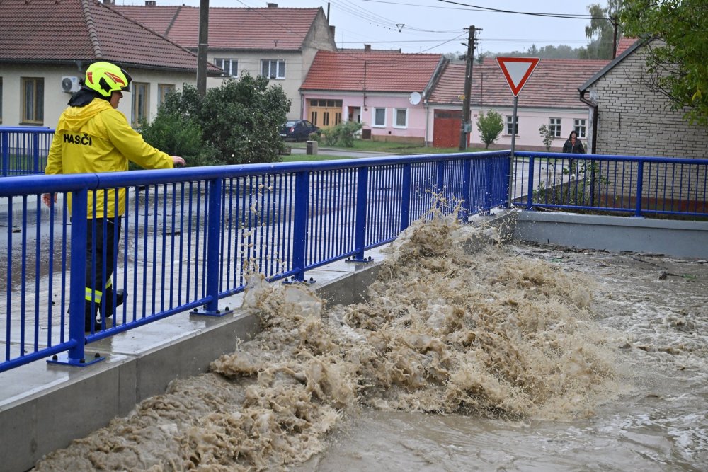 Řeka Velička u mostu v centru obce Lipov, Hodonínsko, 15. září 2024