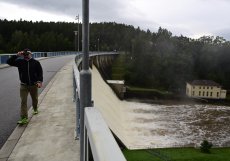 o extrémních srážkách uplynulých dní přetékala voda přes bezpečnostní přeliv Husinecké přehrady na Prachaticku, 15. září 2024, Husinec.