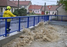 Řeka Velička u mostu v centru obce Lipov, Hodonínsko, 15. září 2024