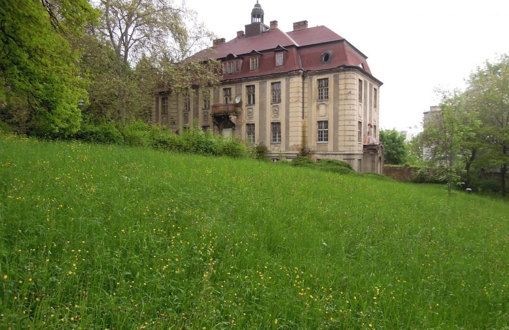 V roce 1910 získali zámeček bratranci Leo Kosák a Oskar Fischer, kteří zde zřídili plicní sanatorium. Oskar Fischer zde – nezávisle na Aloisi Alzheimerovi – zkoumal a objevil Alzheimerovu chorobu. 