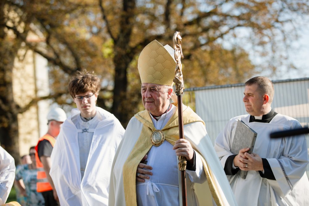 Základní kámen nyní požehnal pražský arcibiskup Jan Graubner.