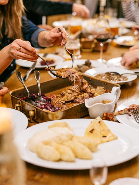 Do restaurace Kuchyň na Hradčanech si můžete zajít velkou desetichodovou hostinu připravenou z hus a kachen - ideální koncept pro partu přátel.