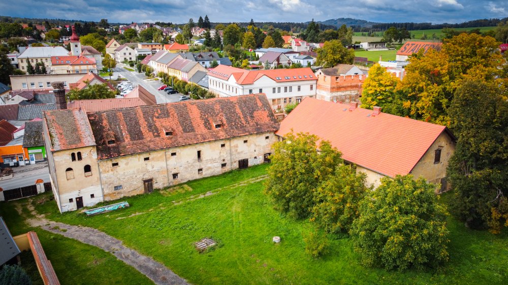 Celý areál, kromě zámku stojí na pěti hektarovém pozemku stojí další tři poměrně zachovalé historické objekty (pivovar, budova správce pivovaru a špýchar), je od roku 1964 chráněn jako kulturní památka.