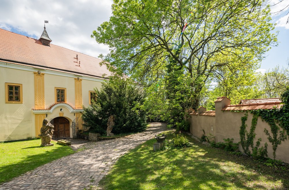 Středověká tvrz v Třebotově nedaleko Prahy má bohatou historii. Často střídala majitele, byla v ní fara i zdravotní středisko. Vyhořela, aby se dočkala kompletní rekonstrukce a stal se z ní hotel.