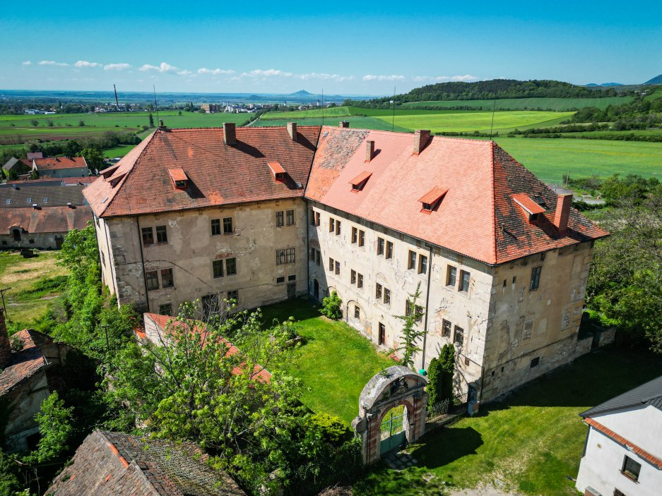 Dvoukřídlý zámek má půdorys písmene L, jehož hlavní jižní křídlo ční nad svahem obklopeným rozlehlým hospodářským dvorem.