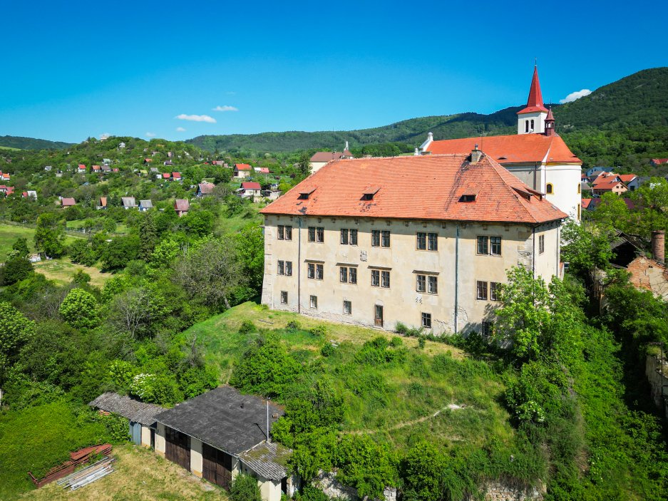  Na třech obytných podlažích zámku se nachází čtyřicet místností (počet nezahrnuje sklep, sklady, schodiště, chodby a toalety). 