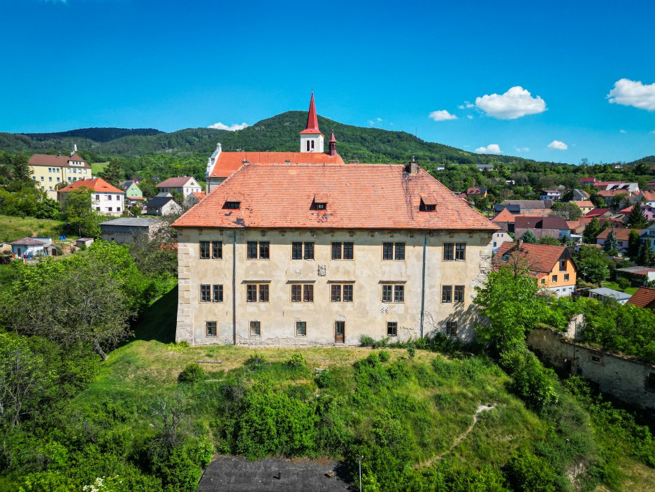 . Zámek stojí na úbočí vyvýšeného svahu a svojí majestátní polohou nad Litoměřicemi tvoří spolu s přilehlým hospodářstvím a kostelem sv. Petra a Pavla výraznou krajinnou dominantu s  výhledem na Litoměřice a krajinu Českého středohoří.