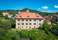 . Zámek stojí na úbočí vyvýšeného svahu a svojí majestátní polohou nad Litoměřicemi tvoří spolu s přilehlým hospodářstvím a kostelem sv. Petra a Pavla výraznou krajinnou dominantu s  výhledem na Litoměřice a krajinu Českého středohoří.