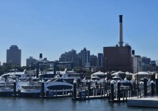 Na dolním Manhattanu je centrální křižovatka téměř všech zdejších přívozů - NYC Ferry.