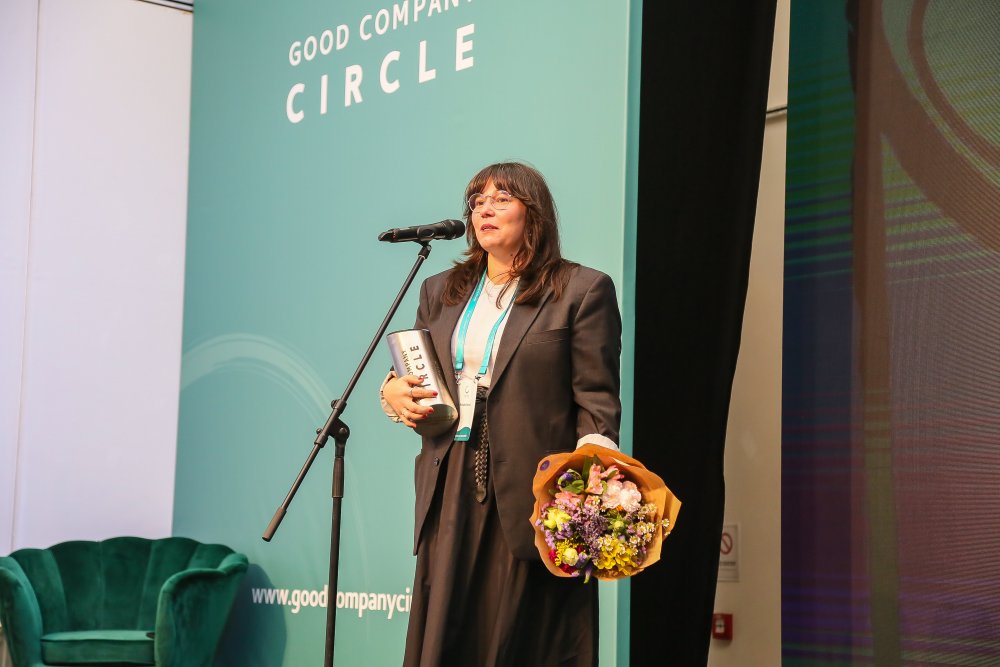 Michaela Jirsová z ŽIVOTA 90 přebírá ocenění Good Company Circle