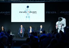 Astronauti poletí na Měsíc zřejmě ve skafandrech značky Prada