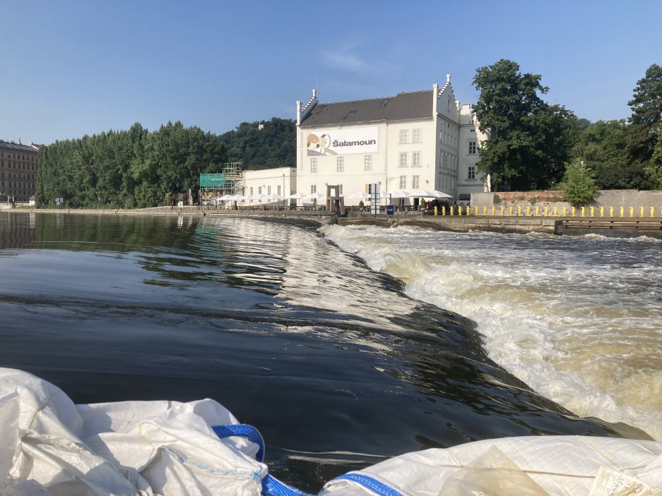 Rekonstrukce památkově chráněného Staroměstského jezu v centru Prahy