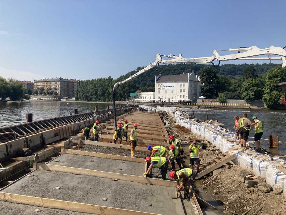 Rekonstrukce památkově chráněného Staroměstského jezu v centru Prahy