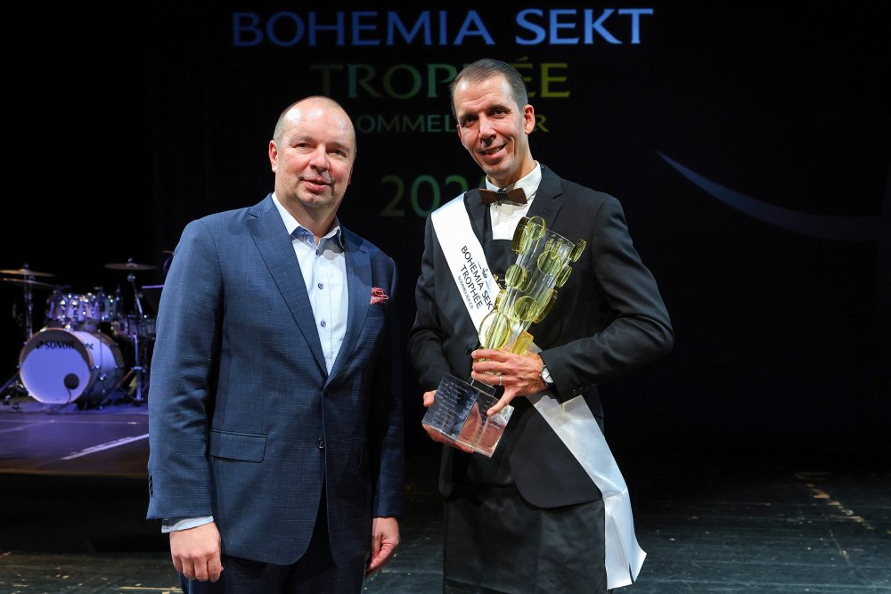 Titul nejlepší český sommelier obhájil Martin Parýzek (vpravo). Na snímku s ředitelem Bohemia Sekt Ondřejem Beránkem