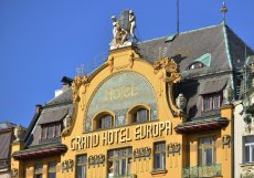 V letech 1903 až 1905 byl hotel přebudován ve stylu geometrické secese Bedřichem Bendelmayerem, Aloisem Dryákem, za spolupráce Bohumila Hypšmana a Jana Letzela.