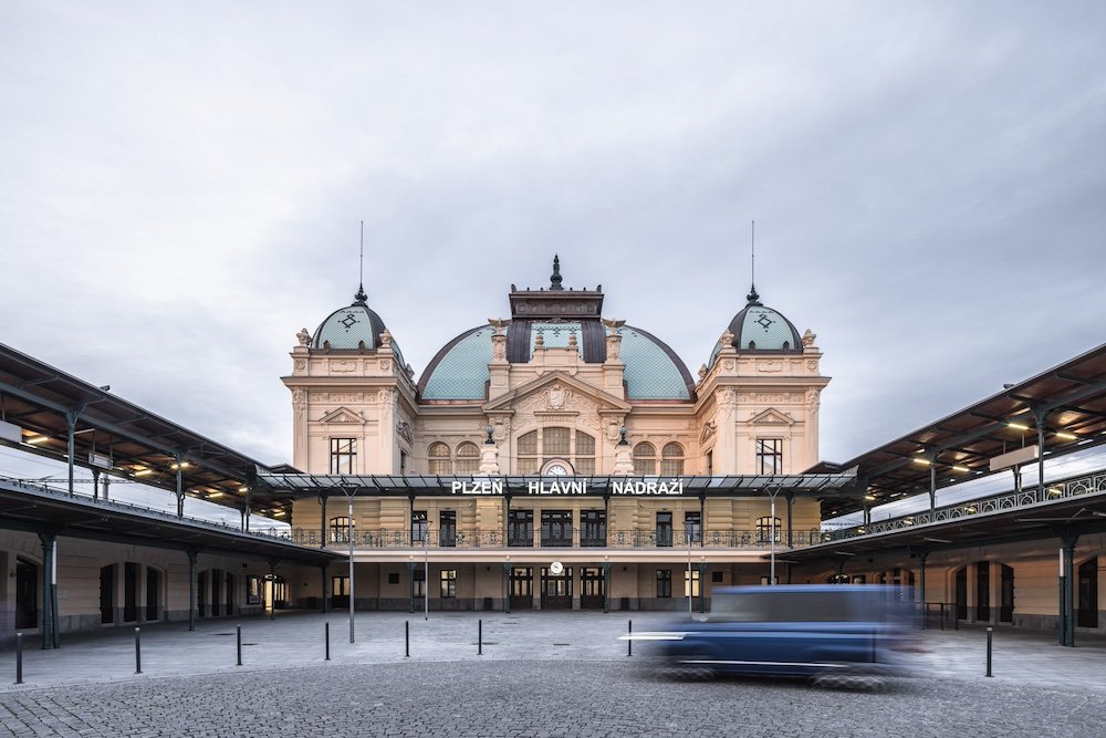 V Plzni vrátili architekti z A8000 interiéru nádraží architektonickou kvalitu a život do nevyužívaných prostor.