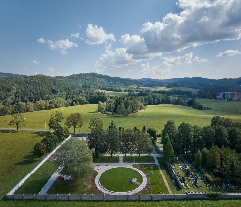 V návrhu rozšíření vratislavického hřbitova hledali architekti ze studia Mjölk formu, která je patřičně důstojná, ale zároveň obsahuje špetku naděje, aniž by se odkazovala k náboženským symbolům.