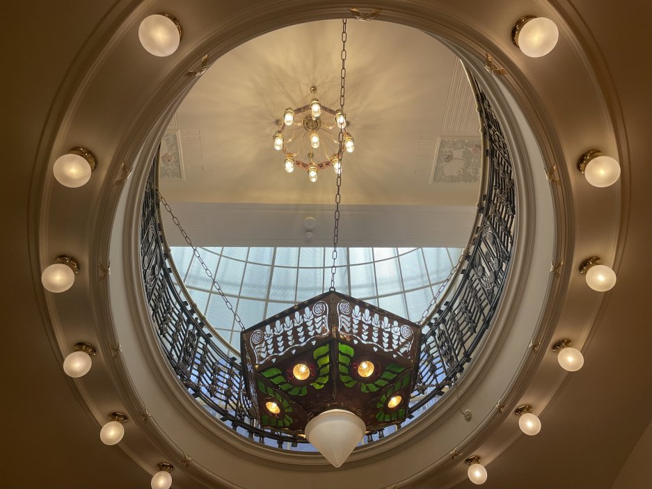 Zrekonstruované atrium s původními štukovými detaily z roku 1905 a ilustracemi z roku 1925 je nyní ozdobeno nádhernou křišťálovou instalací od Preciosa Lighting a Pavly Doležalové.