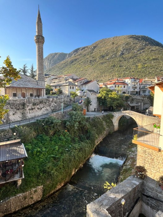 Mostar patří k těm nejnavštěvovanějším místům v Bosně a Hercegovině. Stari Most pochází z osmanské éry, který se klene asi nad nejmodřejší řekou na světě – Neretvou, je na seznamu světového dědictví UNESCO.