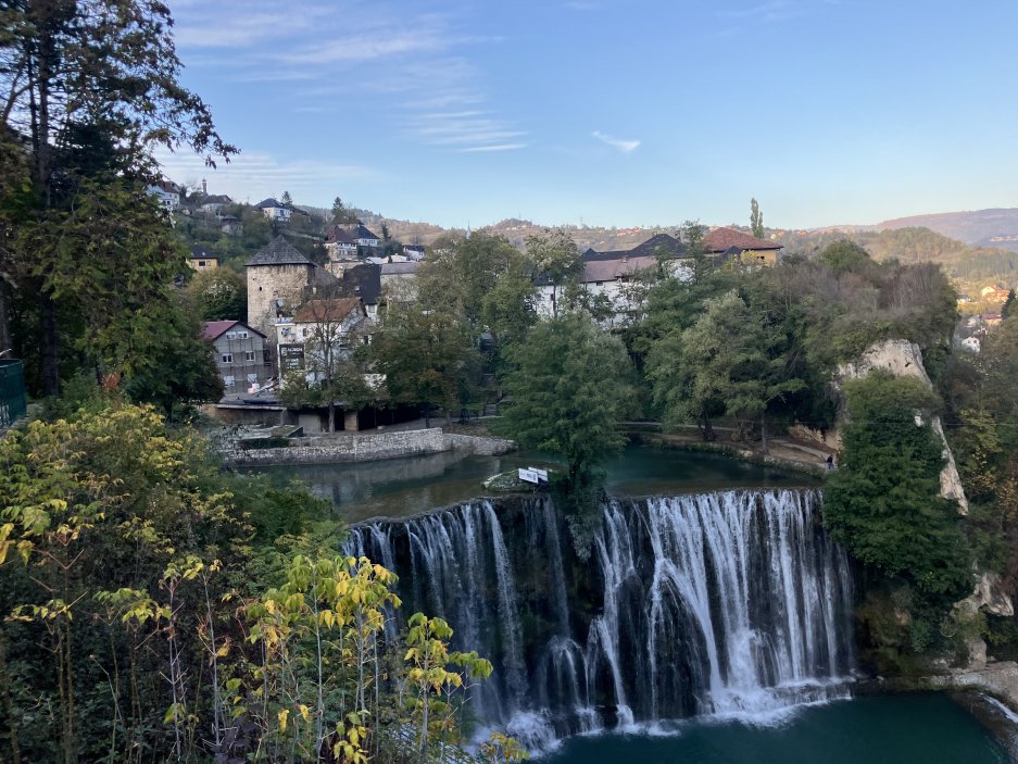 Bosenské město Jajce má za sebou, ostatně jako většina bosenských měst, turbulentní historii. Uzavřela se zde existence nezávislé středověké Bosny. Zároveň se tu zrodila poválečná federativní Jugoslávie. Město ale proslavily především městské vodopády.