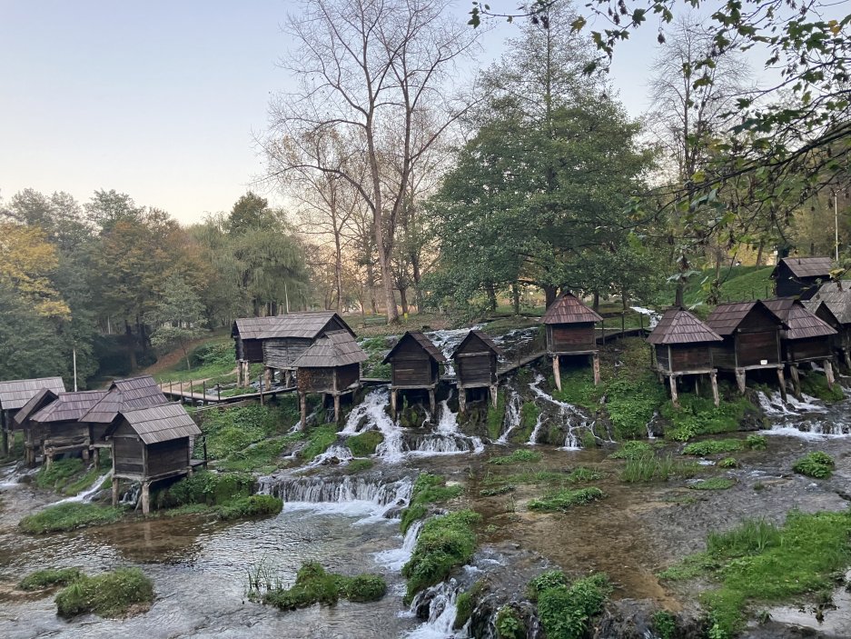 Zhruba pět kilometrů od města Jajce se nachází i tyto dřevěné historické mlýny. Proudu řeky Pliva využívaly v minulosti pro mletí mouky.