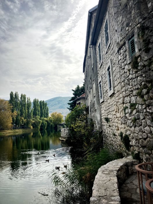 Leží na řece Trebišnjica, která ústí do Jaderského moře.