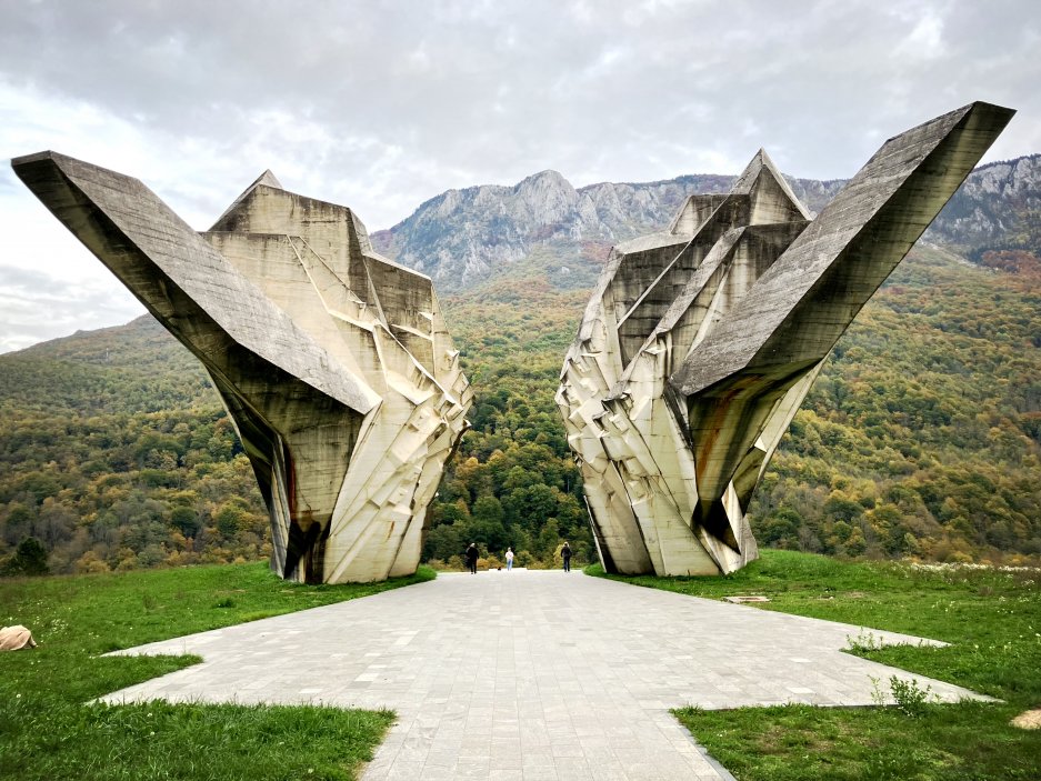 Jedním z nejstarších národních parků Bosny a Hercegoviny je Národní park Sutjeska. Rozkládá se na ploše 17 500 hektarů. Během druhé světové války tu probíhala pět týdnů trvající bitva mezi partyzány a mnohem početnější německo-italskou armádou. Pod vedením Tita vyhráli partyzáni. Na bitvu odkazuje i tento obří kamenná památník.