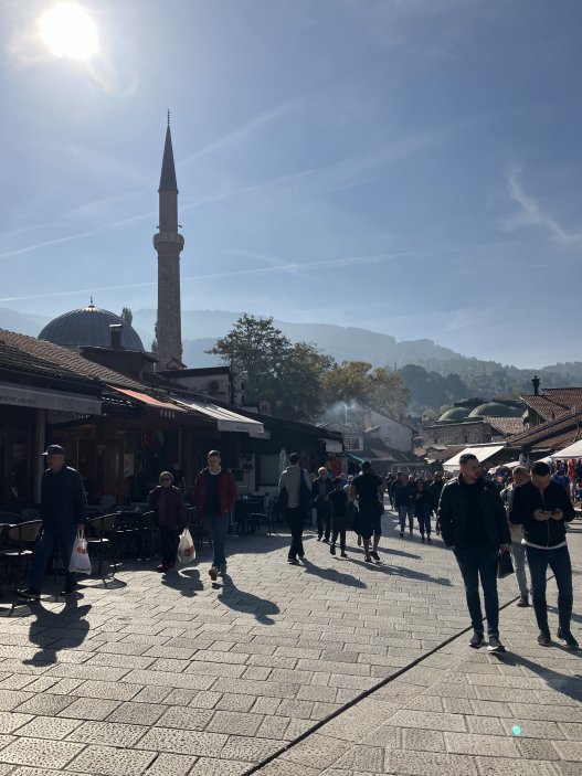 Osmanský vliv dá pocítit část města - Baščaršija. V samých počátcích, na konci 15. století, byla obchodním centrem Sarajeva. Ostatně je to tak dodnes. V tamních ulicích lze koupit cokoliv.