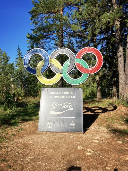 Historii připomíná i olympijský symbol na hoře Trebević. Olympiáda, první v "komunistické" zemi, se konala v roce 1984. Mimochodem byla velmi úspěšná, vydělala 10 milionů dolarů.