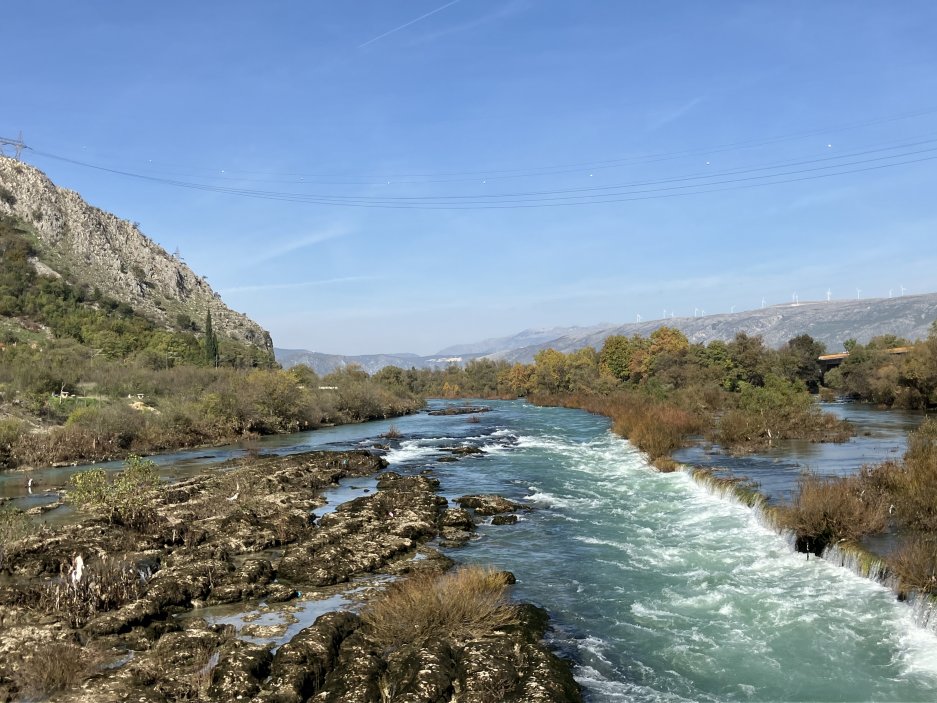 Řek je Bosně opravdu velká spousta. Všechny jsou dokonale čisté. Tohle je Buna, která vyvěrá ze nedaleké jeskyně Blagaj. I to je místo, které stojí za návštěvu.