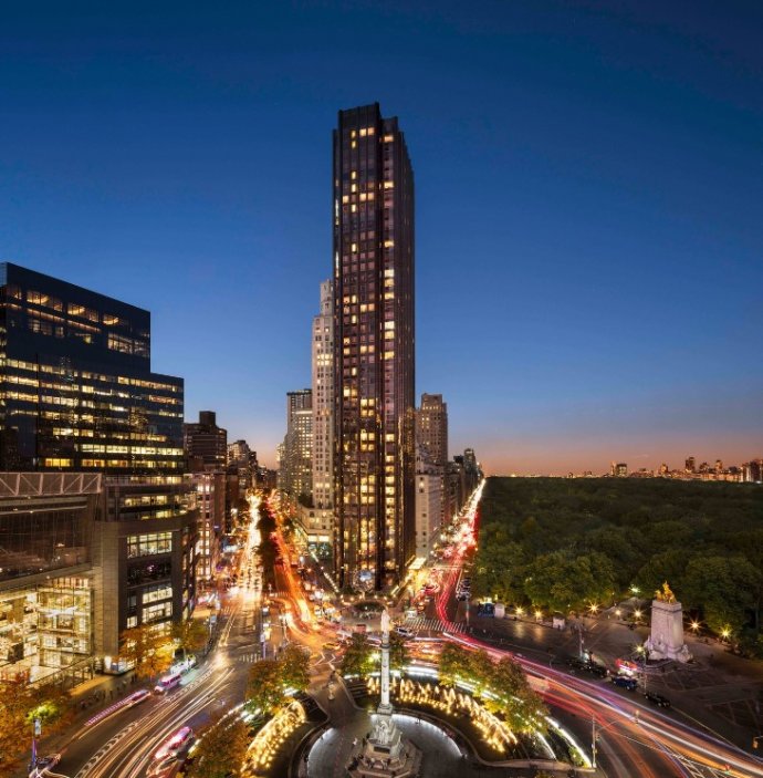 Trump International Hotel & Tower, 1 Central Park West - Ve svém ikonickém mrakodrapu a mezinárodním hotelu na rohu Columbus Circle a Central parku Trump aktuálně vlastní pouze servisní prostory. Budova plná hotelových pokojů a bytů mu tak nepatří. 