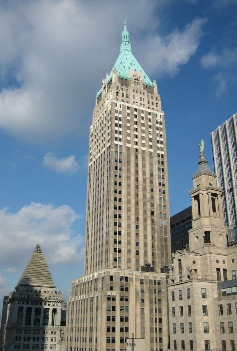 283 metrů vysoký mrakodrap The Trump Building z roku 1930 má údajně patřit k Trumpově největším realitním majetkům, ačkoliv jej ve skutečnosti nevlastní.  Na základě zmiňované smlouvy k pozemku podle amerických médií Trump platí naopak nájemné movité německé rodině Hinnebergů.