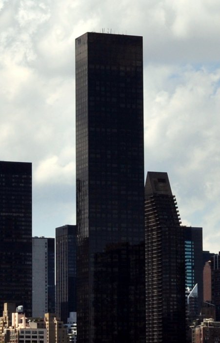 Trump World Tower, 845 United Nations Plaza - Ani tento 262 m vysoký mrakodrap se 72 poschodími Trump nevlastní a ani zde prý nebydlel. Budova od polské architektky Marta Rudzka z Costas Kondylis & Partners LLP Architects, má 376 bytů a proslavila se obyvateli jako je Sophia Loren, Naomi Campbell, Bill Gates či Harrison Ford. Do veřejné debaty se dům dostal v okamžiku, kdy za prezidentství Trumpa zde byt koupila katarská vláda.