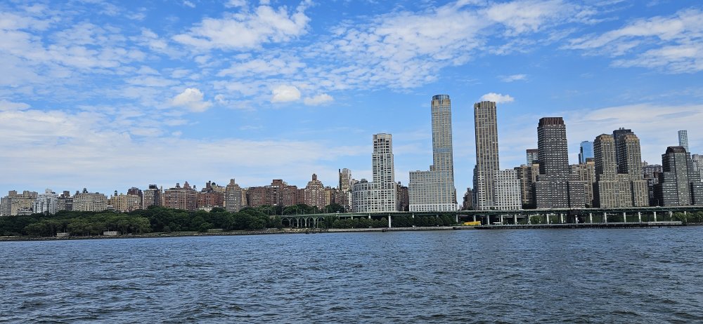 Donaldu Trumpovi nepatří ani šestice budov na západní straně Manhattanu u řeky Hudson. Budovy na Riverside Boulevard sice nesly jméno Trump Place, ale podle dostupných informací je Trump přitom nepostavil. Kvůli svým finančním potížím v 90.letech minulého století byl nucen odprodat kontrolní podíl hongkongským investorům s tím, že jemu zůstalo jen 30%. 