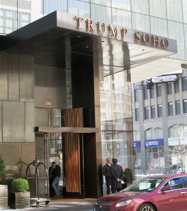 The Dominick Hotel - Na uvedené transakci se podílel i odsouzený Felix Sater s kontakty na ruskou mafii a Trumpovi měl pomáhat prosadit dohodu o otevření Trump Tower v Moskvě. Trump Organization se pak soudila s majiteli zdejších bytů, kteří se cítili podvedeni. 