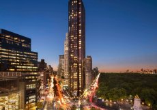 Trump International Hotel & Tower, 1 Central Park West - Ve svém ikonickém mrakodrapu a mezinárodním hotelu na rohu Columbus Circle a Central parku Trump aktuálně vlastní pouze servisní prostory. Budova plná hotelových pokojů a bytů mu tak nepatří. 