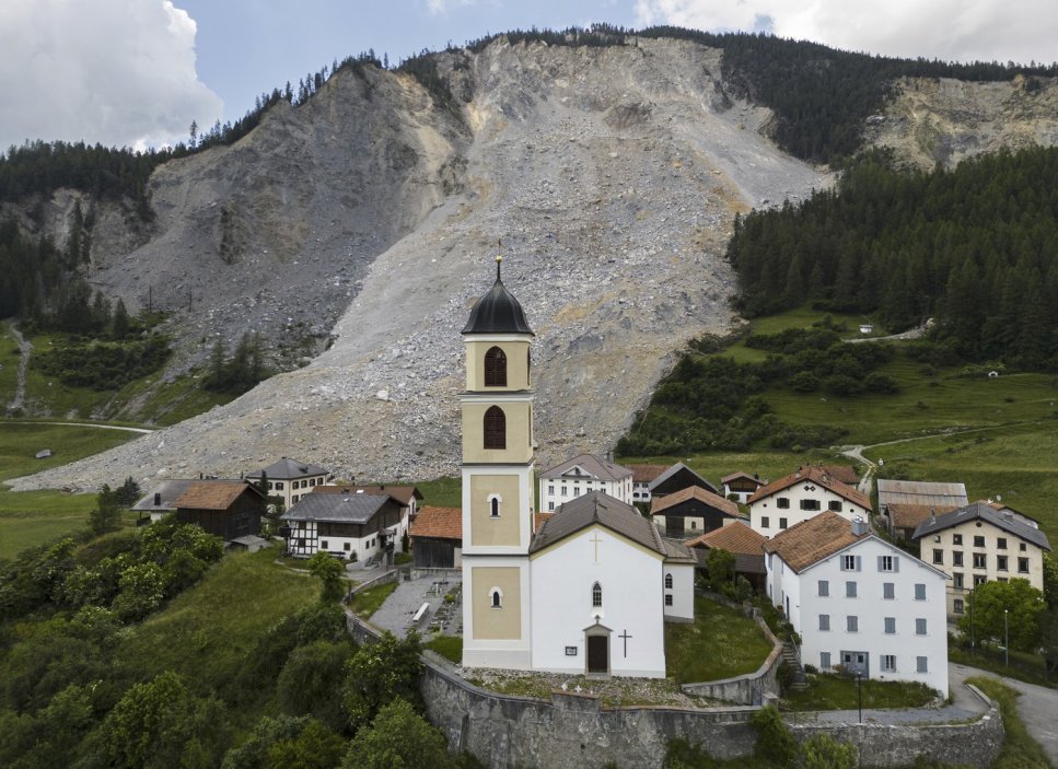 Švýcarská víska Brienz se kvůli hrozbě sesuvu horské stěny opět připravuje na evakuaci