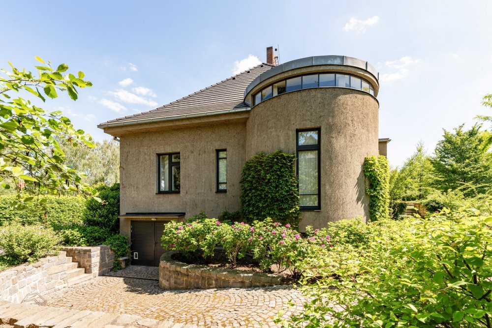 Vila v Předměřicích nad Labem prošla generální rekonstrukcí. Dbalo se při ní na historické art deco prvky.