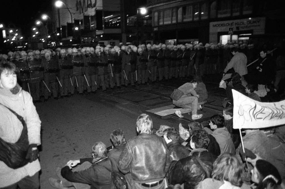 Studentského shromáždění k 50. výročí 17. listopadu 1939 se před budovou patologického ústavu na pražském Albertově zúčastnilo na 15.000 lidí. Tisíce studentů se poté vydaly do centra města. Protestní průvod zastavily bezpečnostní složky na Národní třídě, kde byla demonstrace brutálně potlačena.