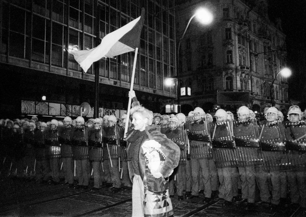 Studentského shromáždění k 50. výročí 17. listopadu 1939 se před budovou patologického ústavu na pražském Albertově zúčastnilo na 15.000 lidí. Tisíce studentů se poté vydaly do centra města. Protestní průvod zastavily bezpečnostní složky na Národní třídě, kde byla demonstrace brutálně potlačena.