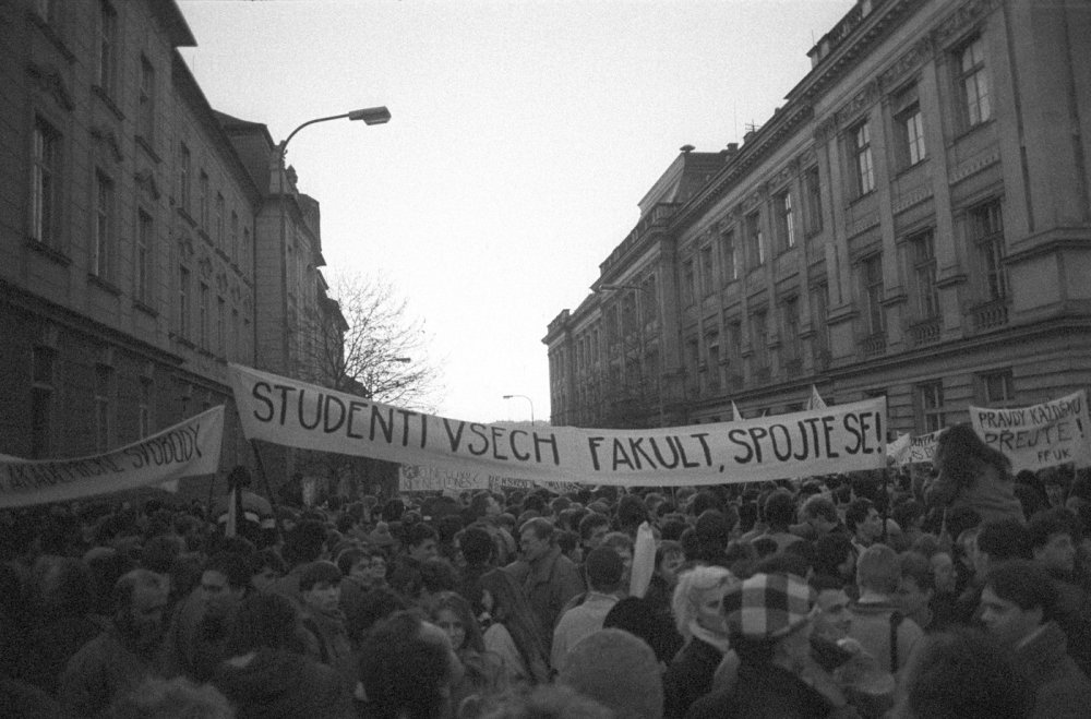 Studentského shromáždění k 50. výročí 17. listopadu 1939 se před budovou patologického ústavu na pražském Albertově zúčastnilo na 15.000 lidí. Tisíce studentů se poté vydaly do centra města. Protestní průvod zastavily bezpečnostní složky na Národní třídě, kde byla demonstrace brutálně potlačena.