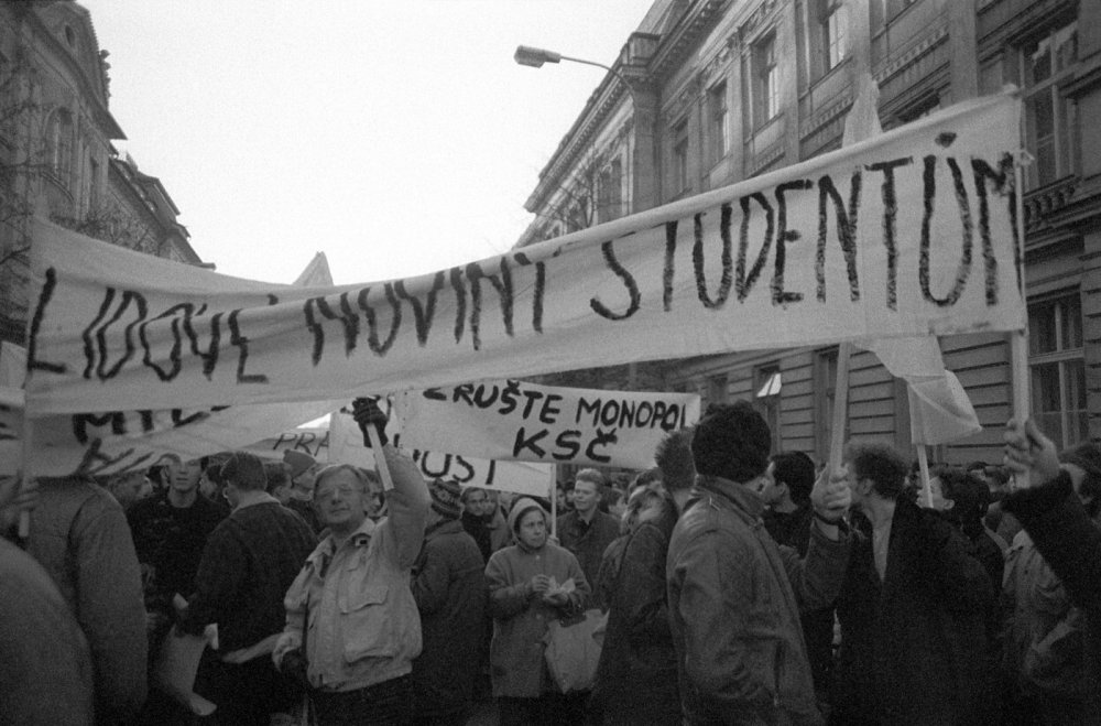 Účastníci studentského shromáždění v den 50. výročí 17.listopadu 1939 na Albertově.